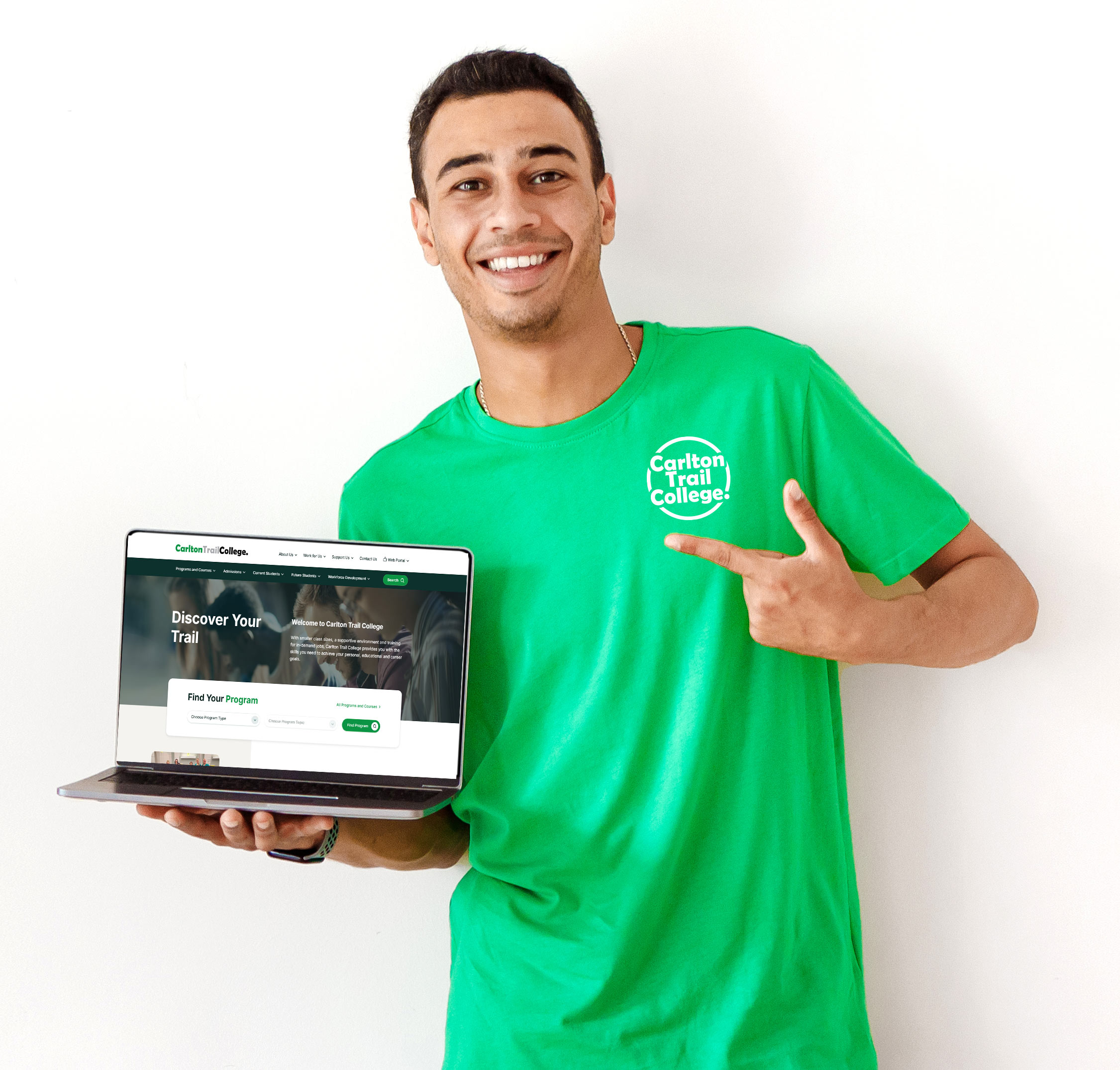 A college student points to a laptop with Carltontrailcollege.comm on the screen